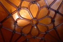 unter historischem Gewölbe